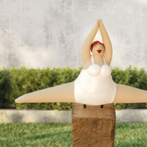 Donna yoga bianca